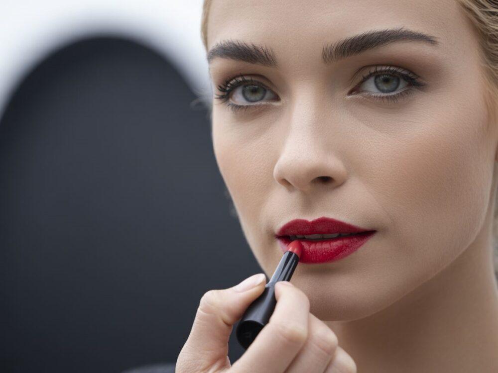 modna kobieta z czerwoną szminką