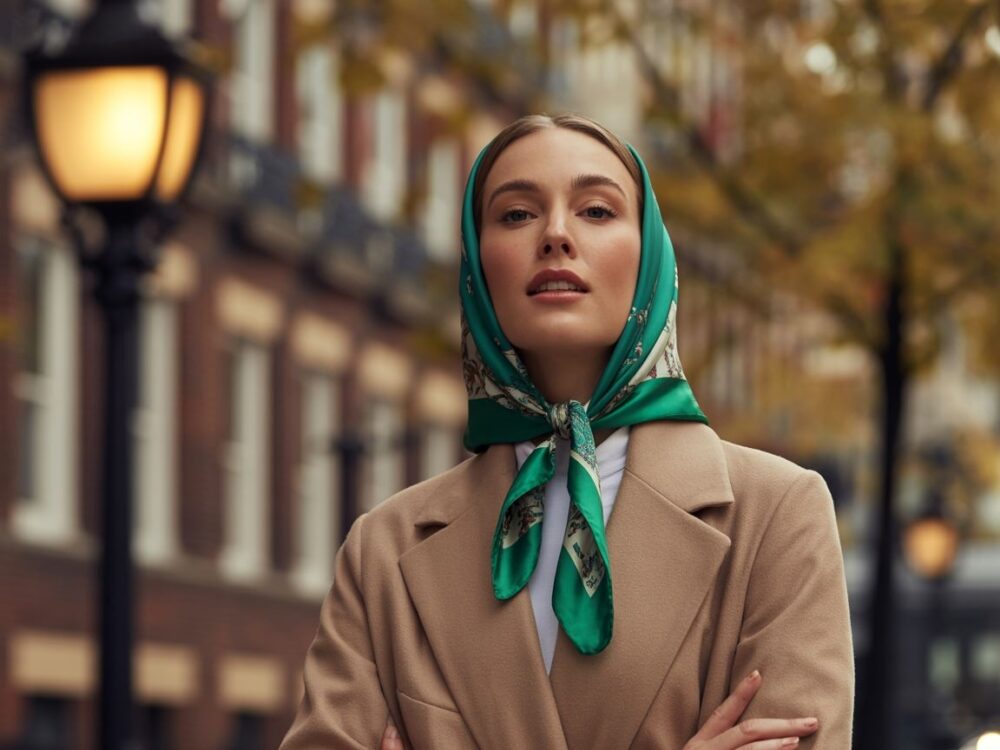 modna stylizacja z beżowym płaszczem