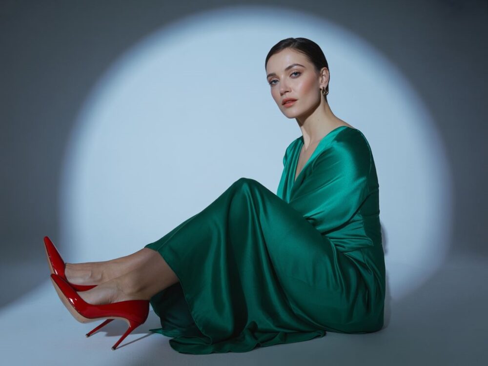 modna sukienka i czerwone buty