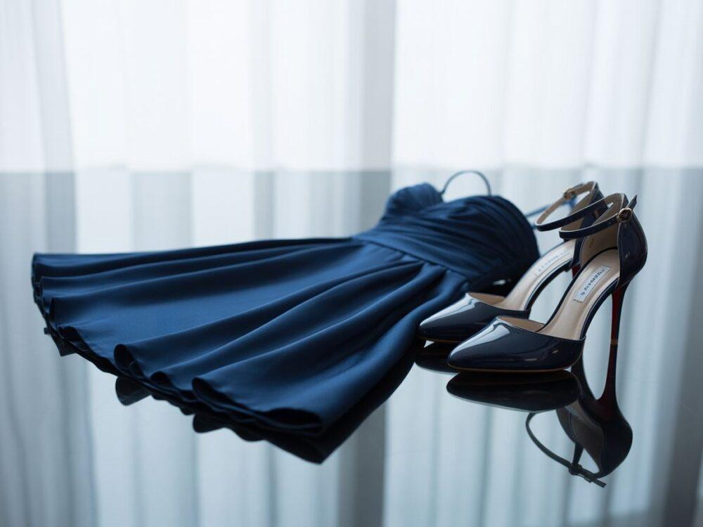 modne buty do granatowej kreacji