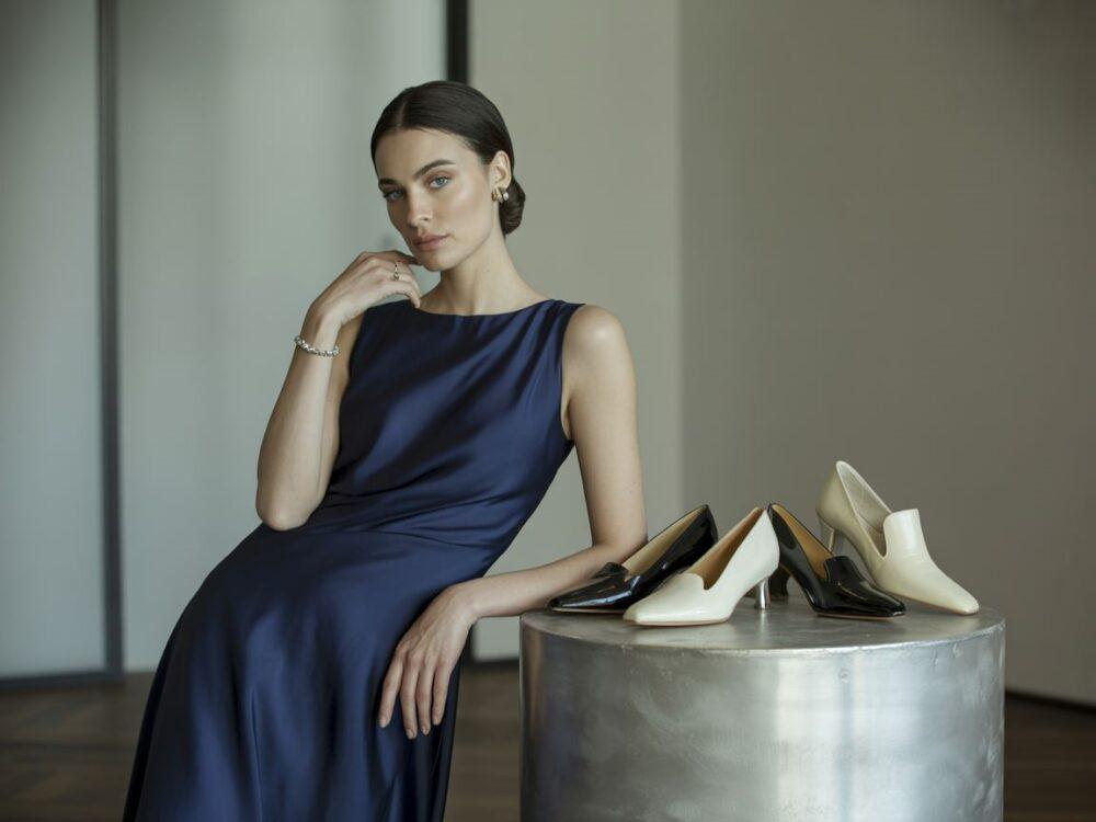 modne dodatki do granatowej sukienki