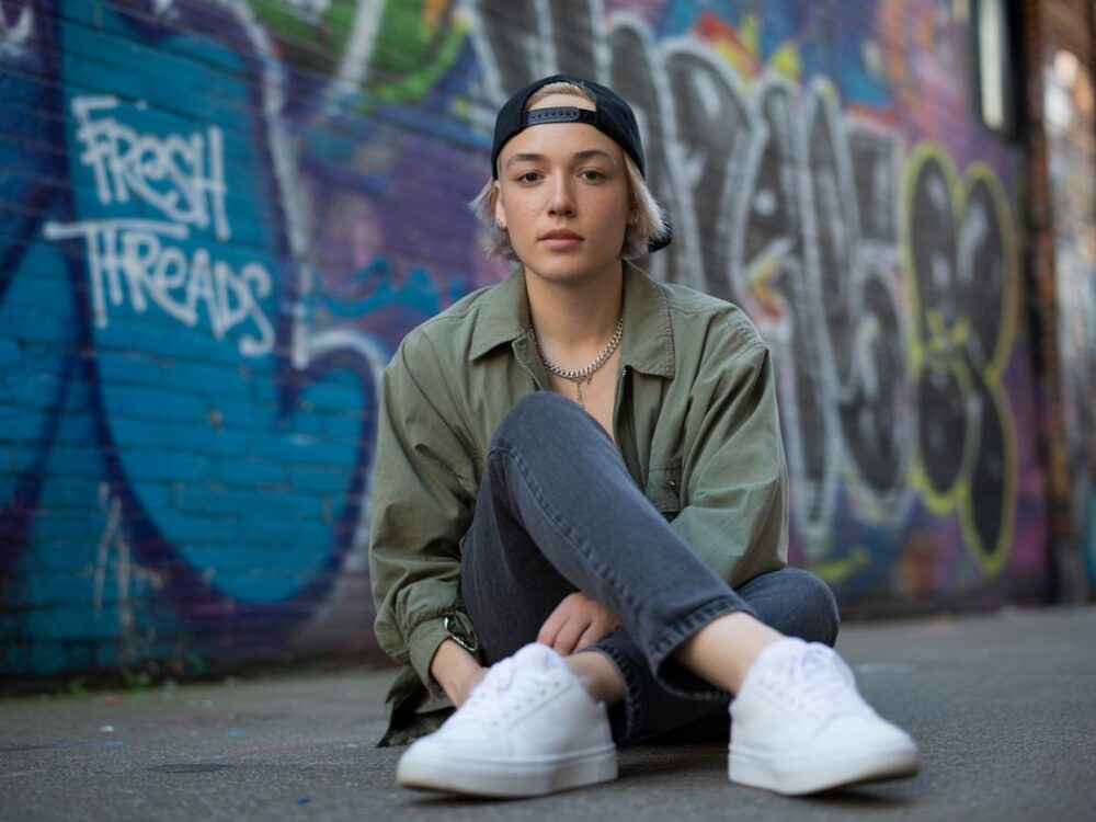 modne noszenie czapki