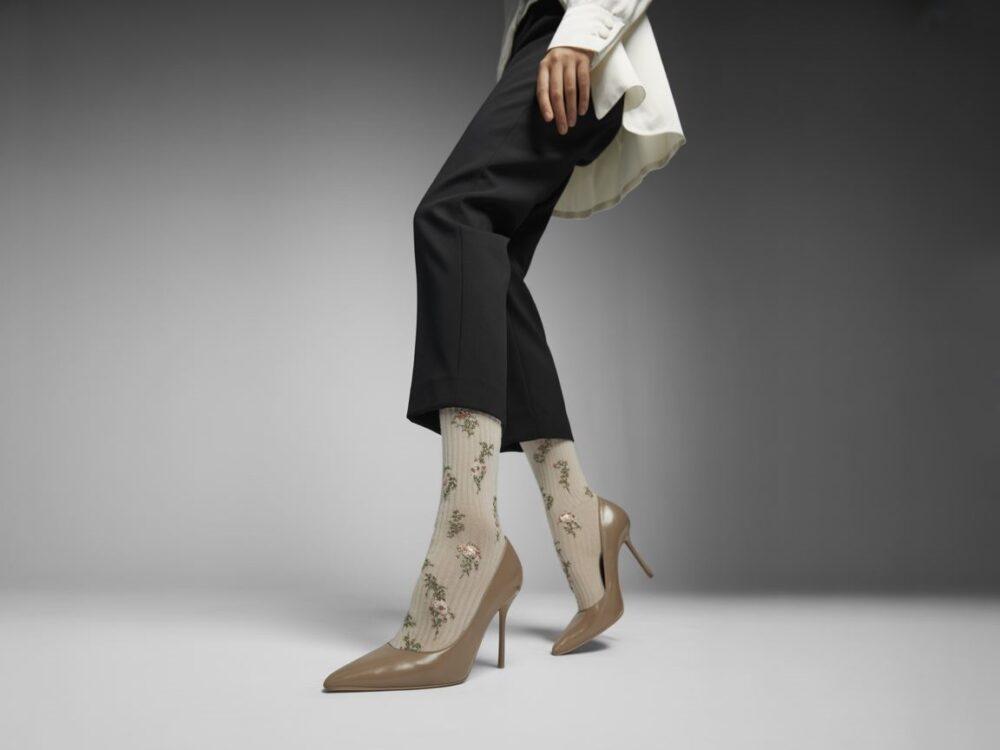 modne połączenie szpilek i skarpetek