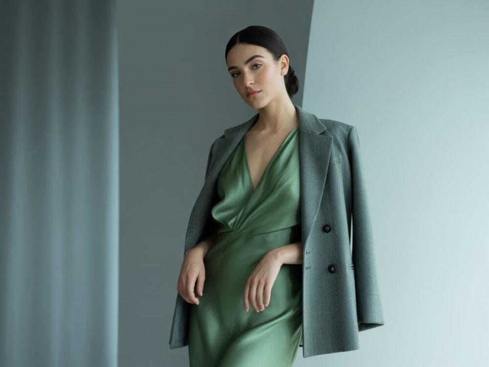 modne połączenie żakietu i sukienki