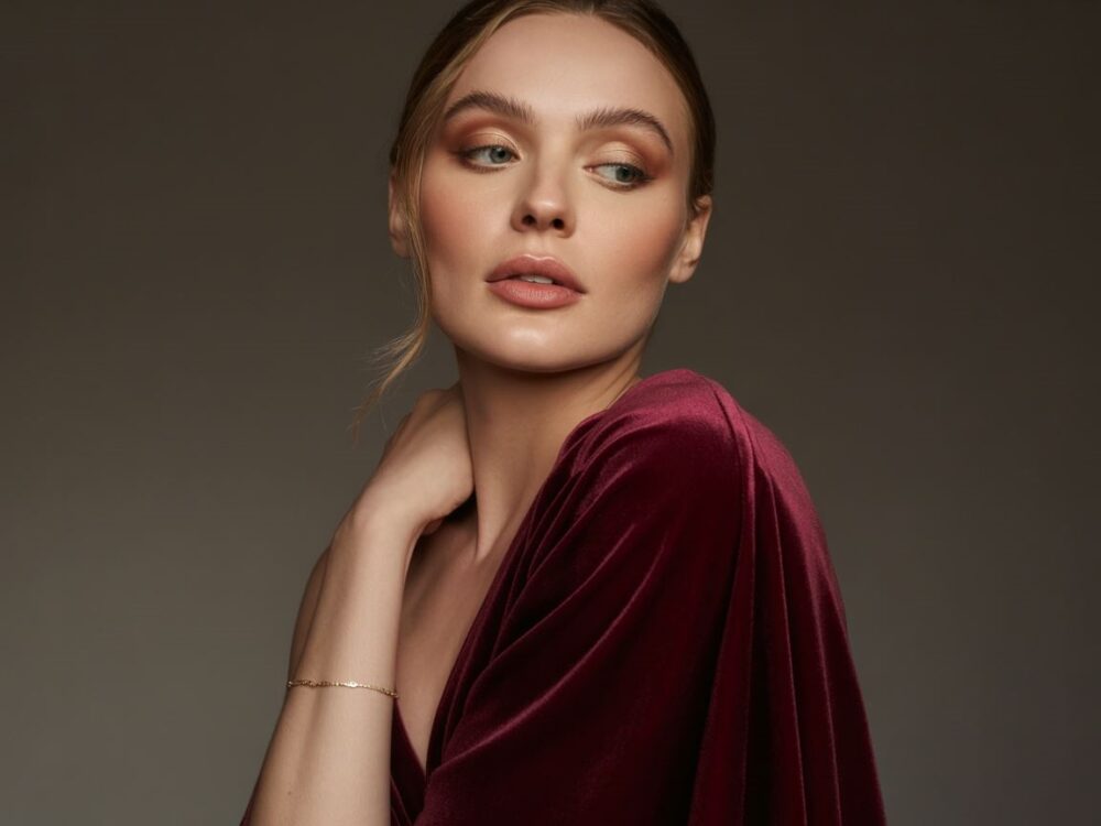 modny look do sukienki bordo