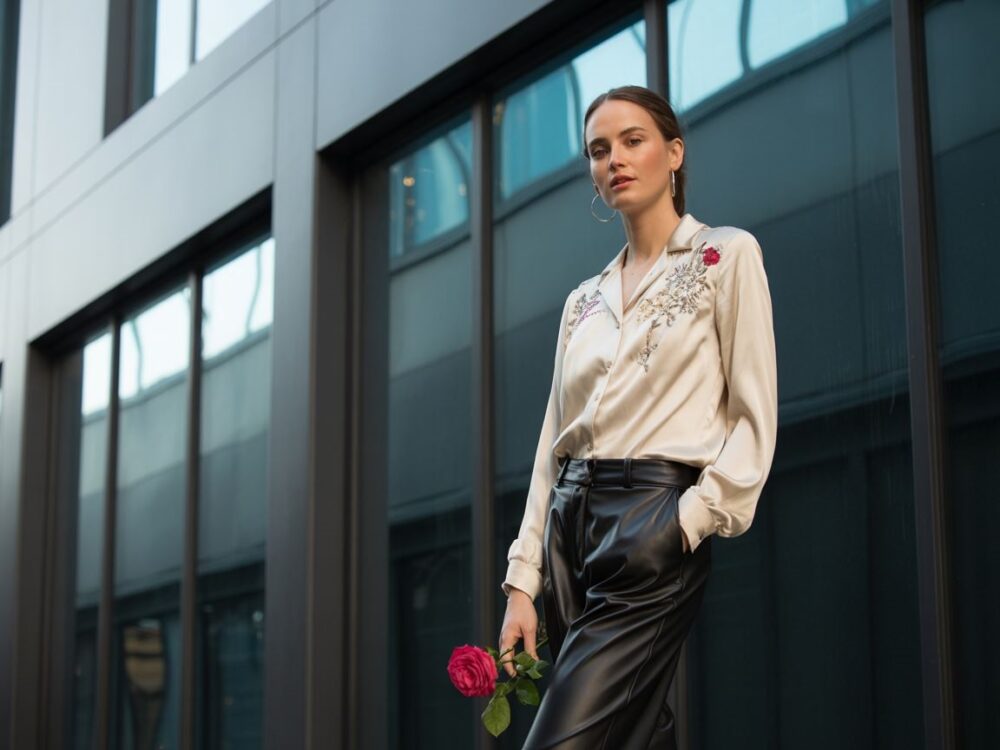 modny outfit z bluzką