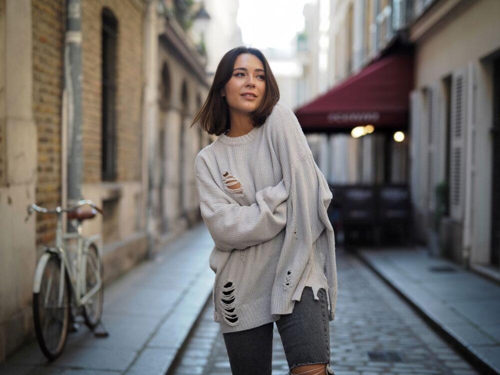 modny sweter z otworami