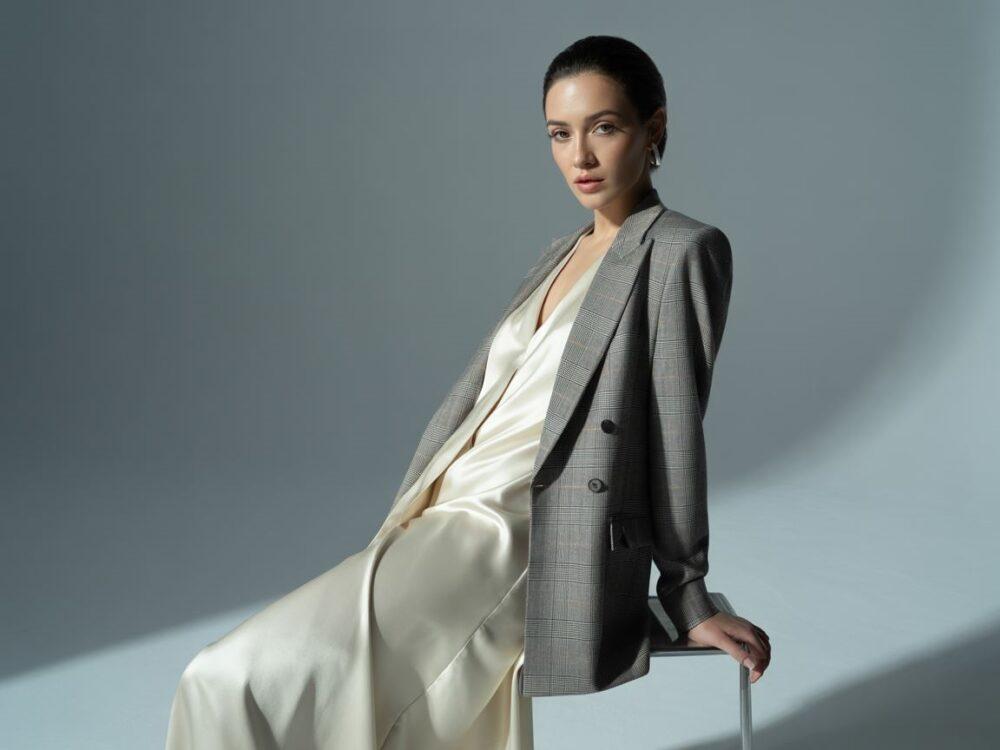 modny zestaw sukienka i garnitur w kratę