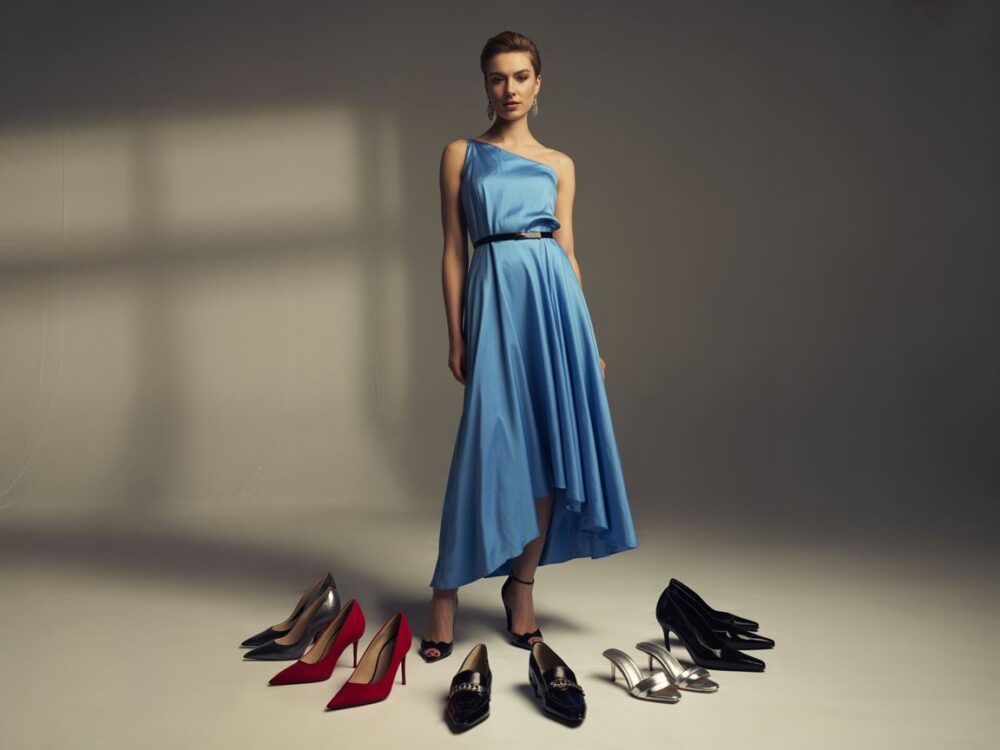 niebieska sukienka i beżowe szpilki