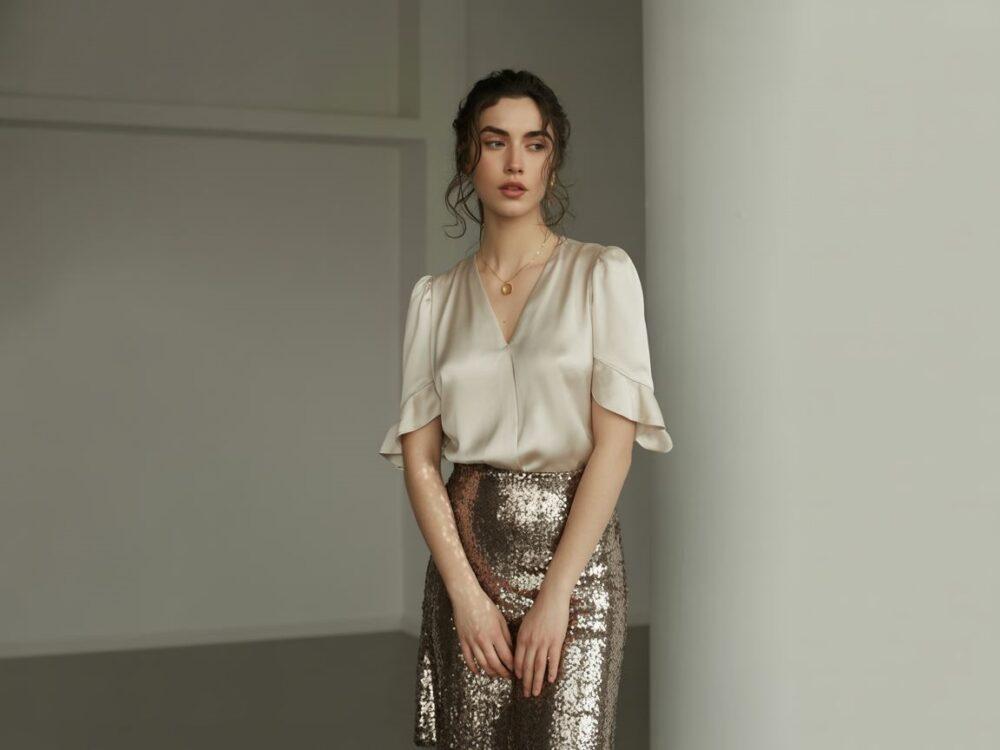 outfit z cekinową spódnicą