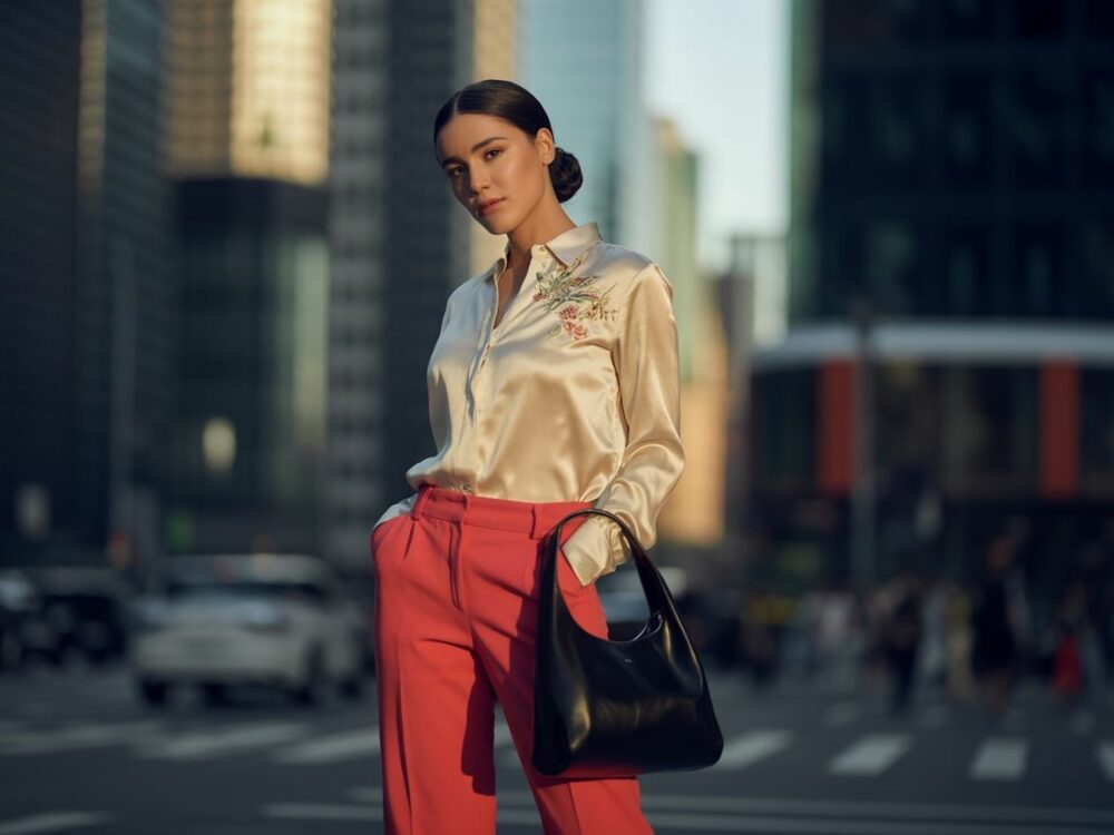 outfit z czerwonymi spodniami