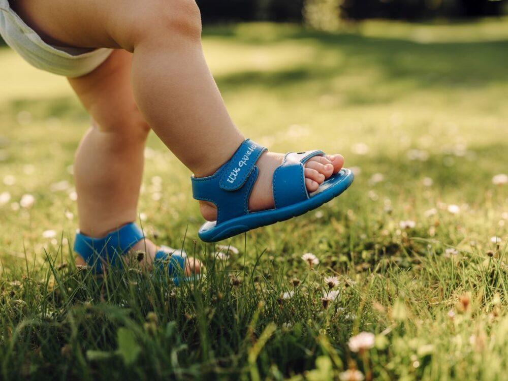 sandały na pierwsze kroki