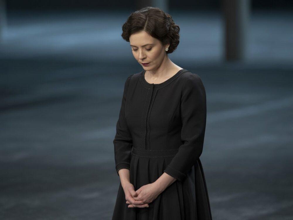 skromna sukienka na uroczystość żałobną