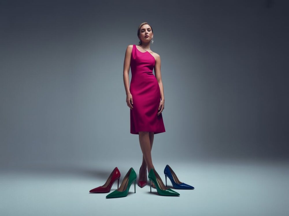 srebrne szpilki z fuksjową sukienką