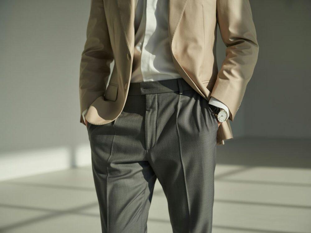 stylizacja z beżową marynarką i spodniami