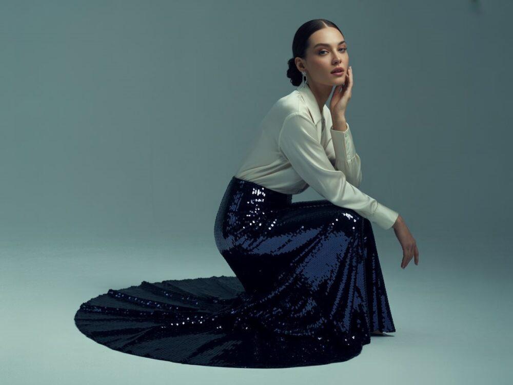 stylizacja z cekinową spódnicą