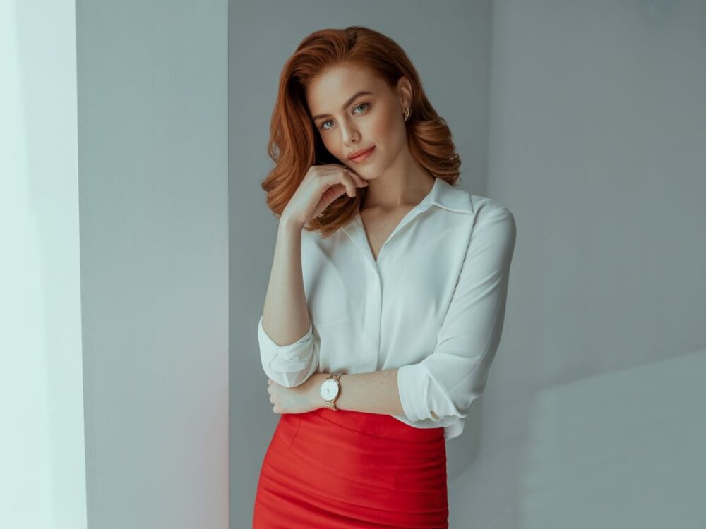 stylizacja z czerwoną spódnicą