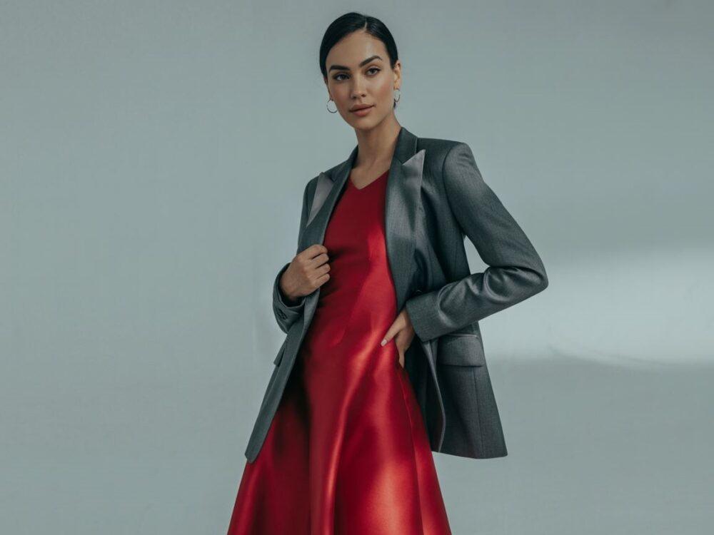 stylizacja z czerwoną sukienką