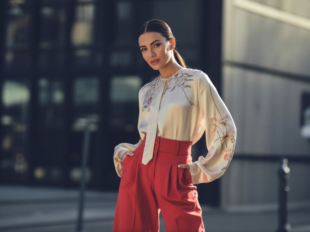 stylizacja z czerwonymi spodniami