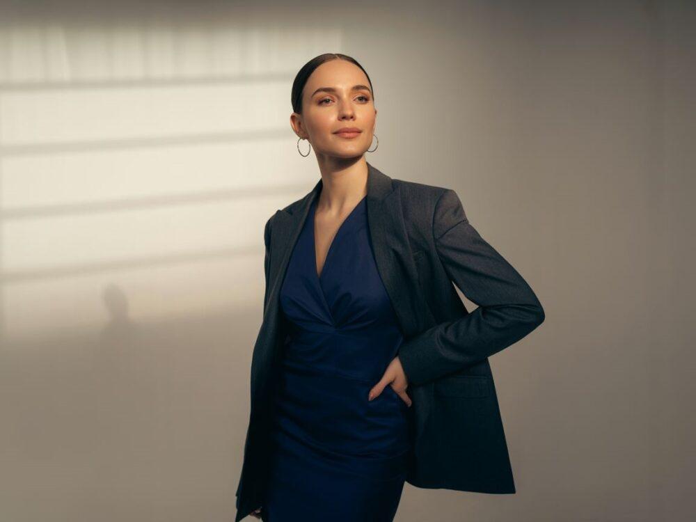 stylizacja z granatową sukienką