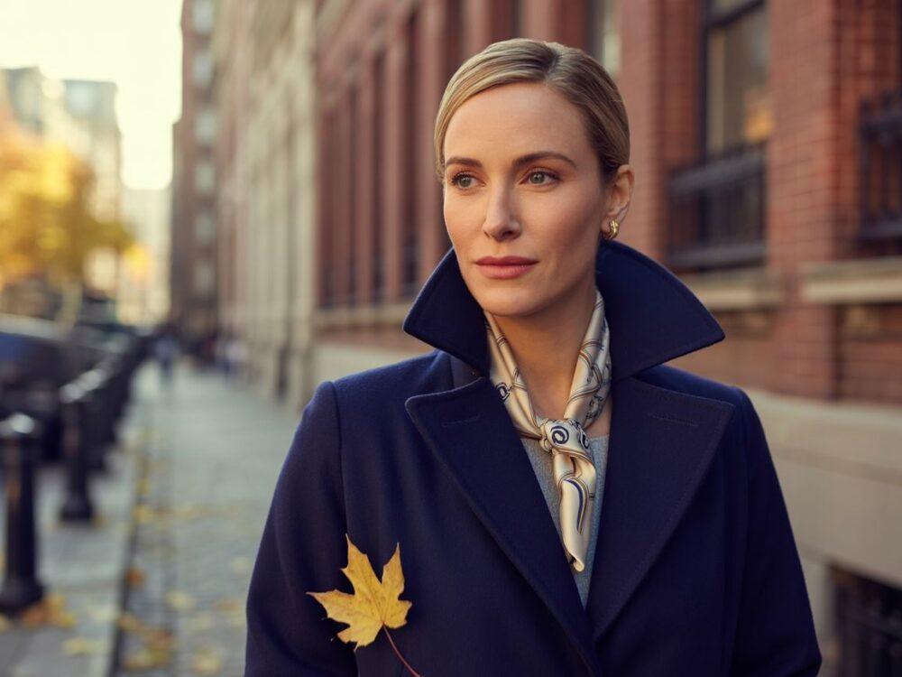 stylizacja z granatowym płaszczem