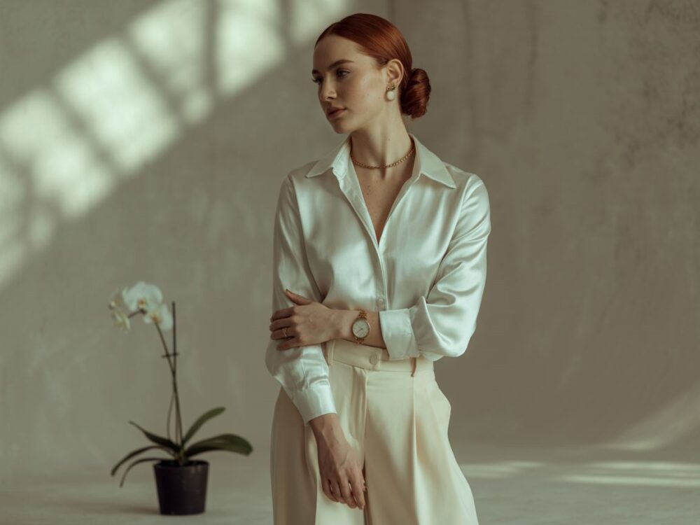 stylizacja z kremowymi spodniami