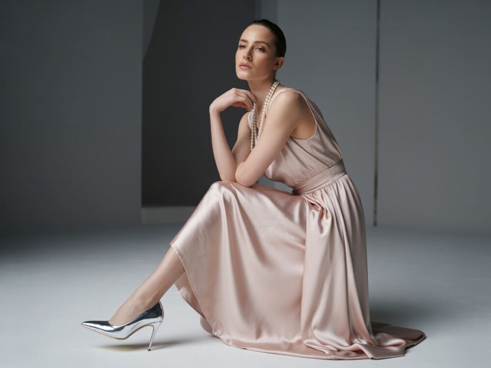 stylizacja z różową sukienką i szpilkami