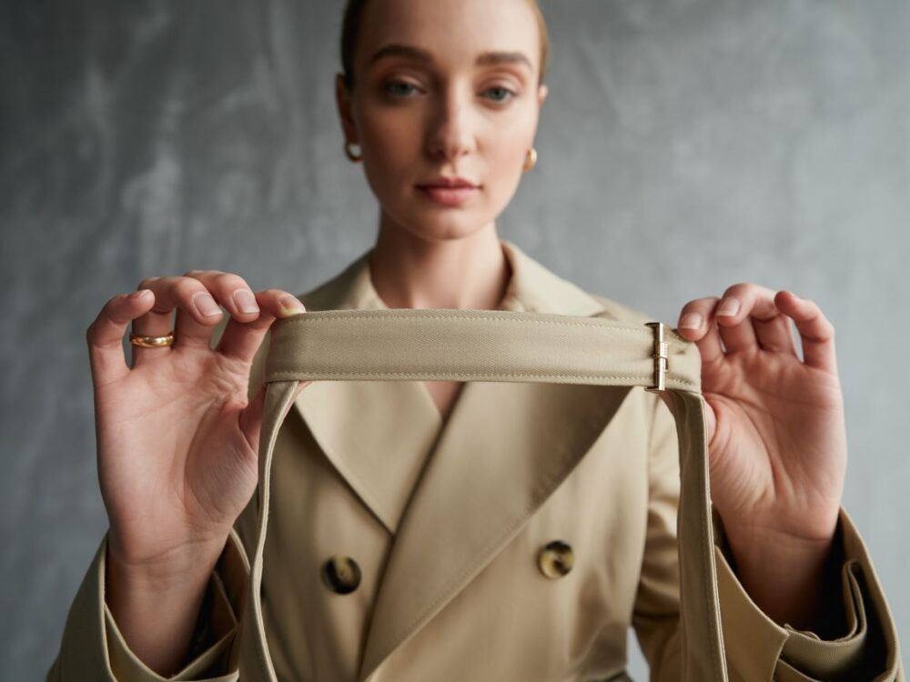 stylizacja z trenczem