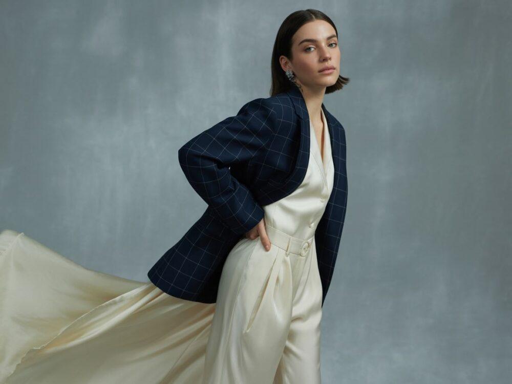 stylowa kobieta w sukience i garniturze