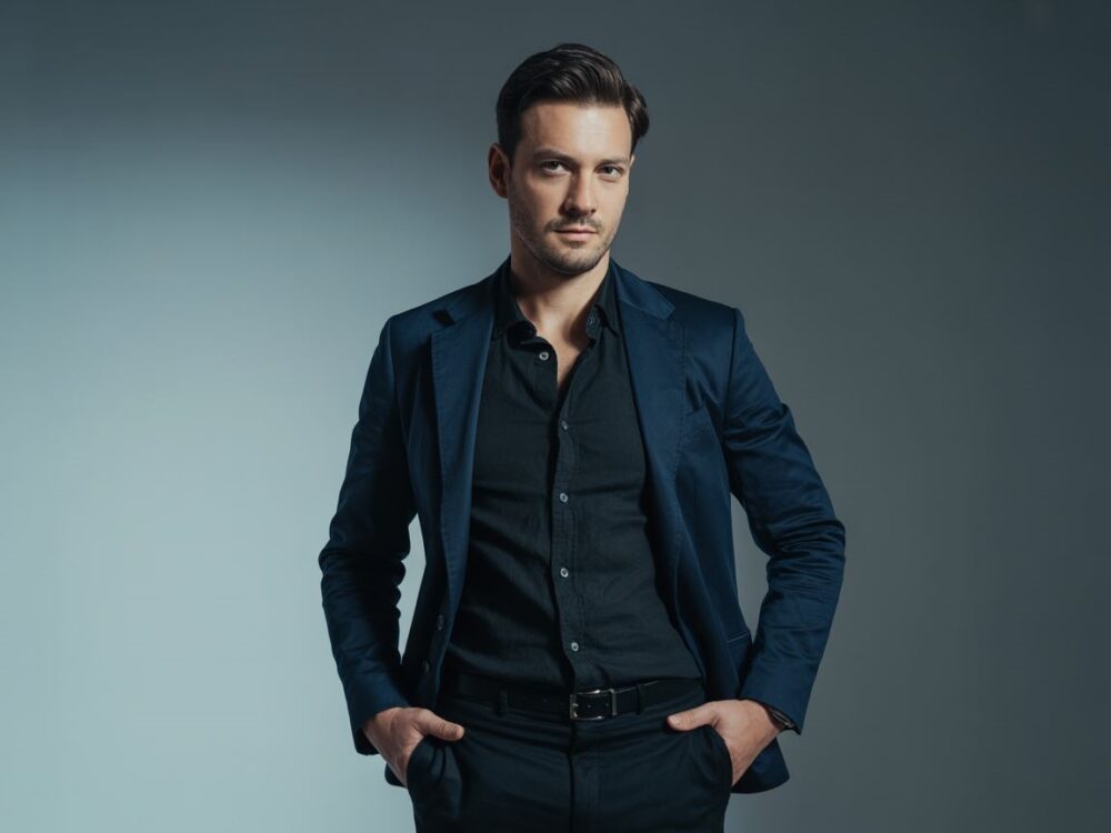 stylowy mężczyzna w czarnej koszuli