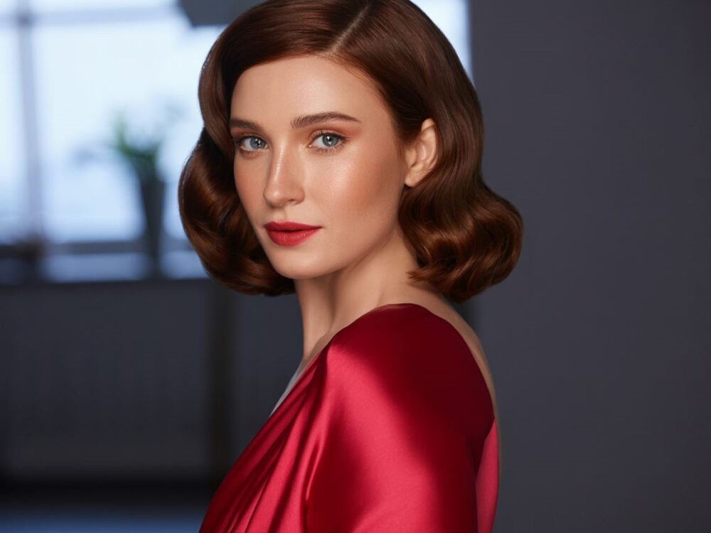 subtelny smoky eyes z czerwoną sukienką