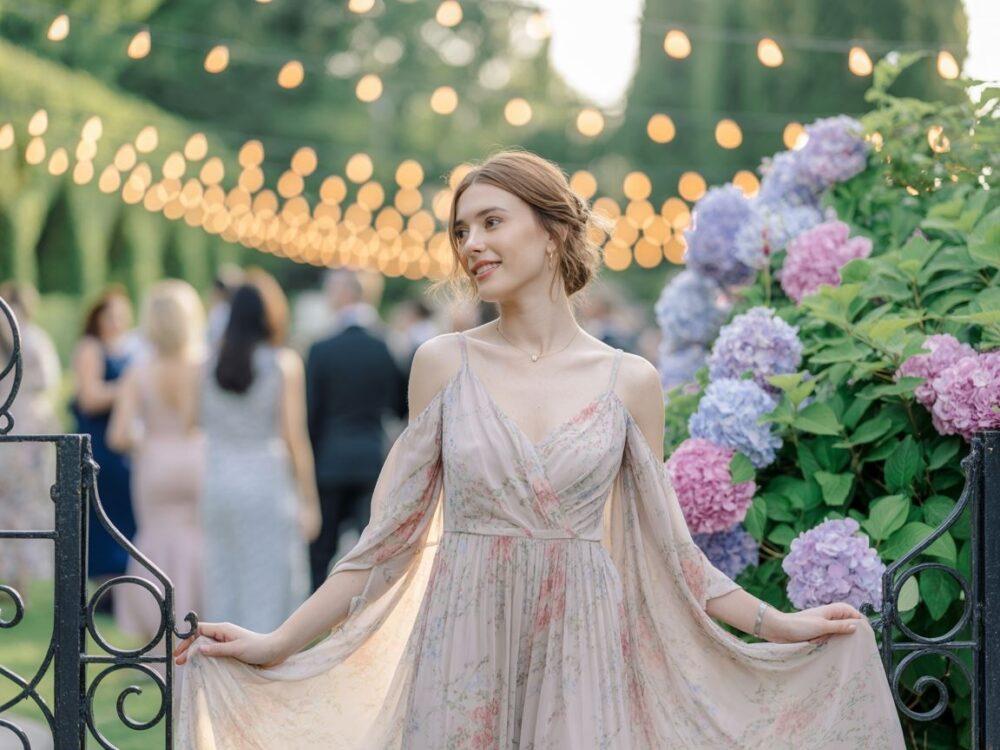 sukienka w kwiaty na weselu