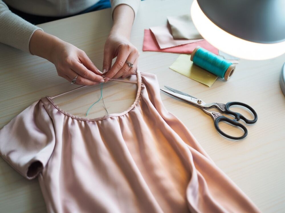 szycie sukienki na manekinie