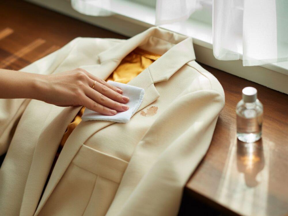 usuwanie plam z makijażu z tkaniny