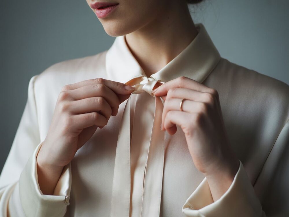 wiązanie kokardy na bluzce