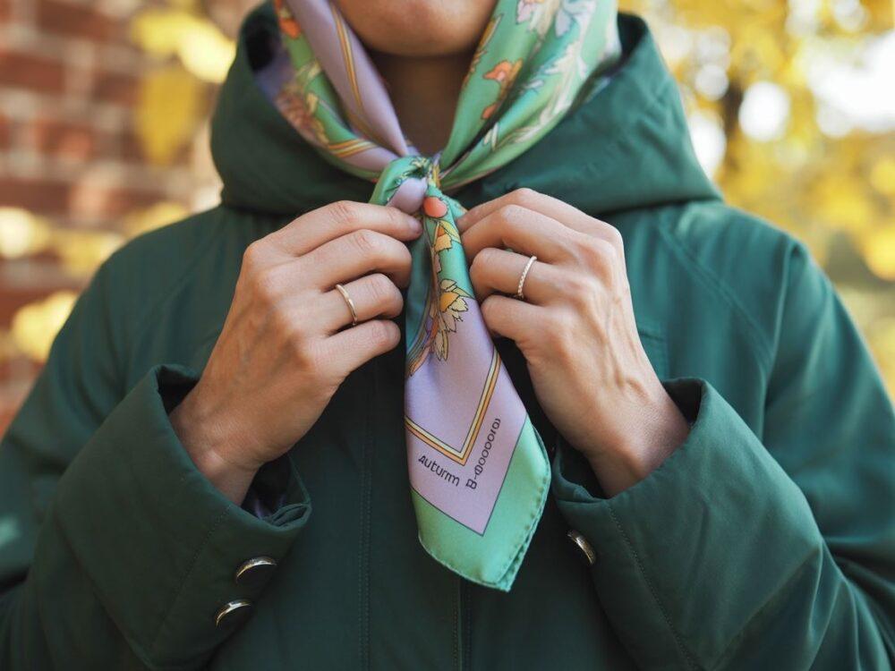 wiązanie szalika do kurtki z kapturem