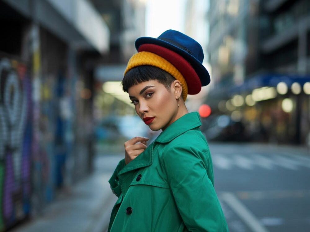 zielona kurtka i beżowa czapka