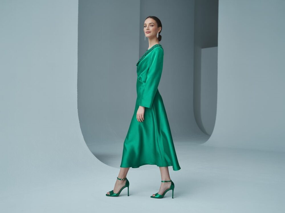 zielona sukienka i szpilki