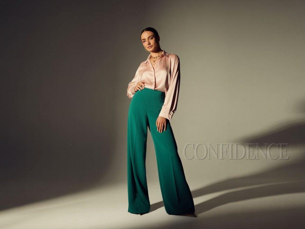 zielone spodnie i biała bluzka