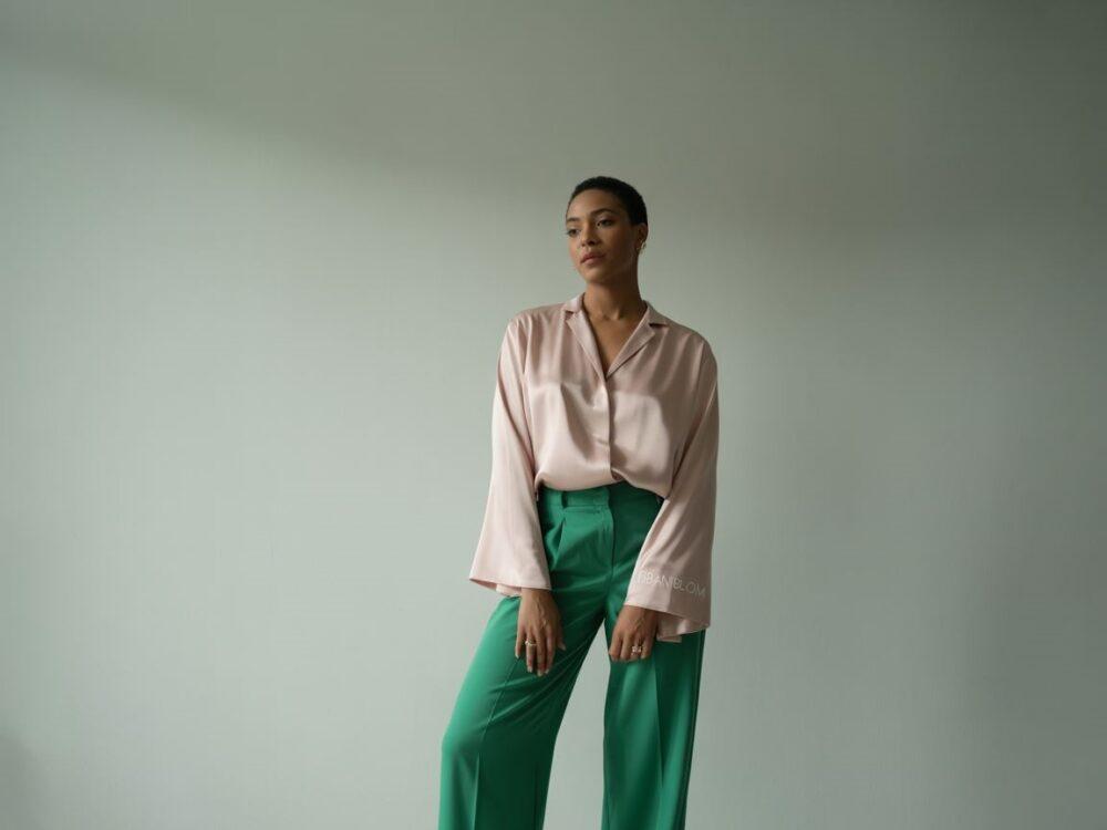 zielone spodnie i różowa bluzka