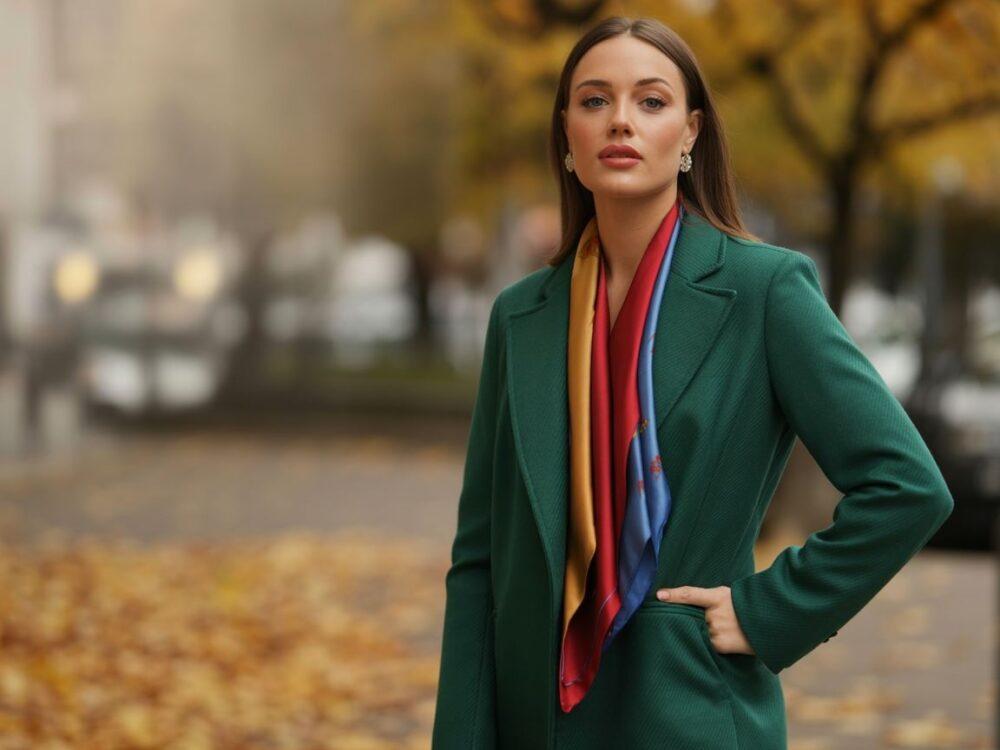 zielony płaszcz z szalem