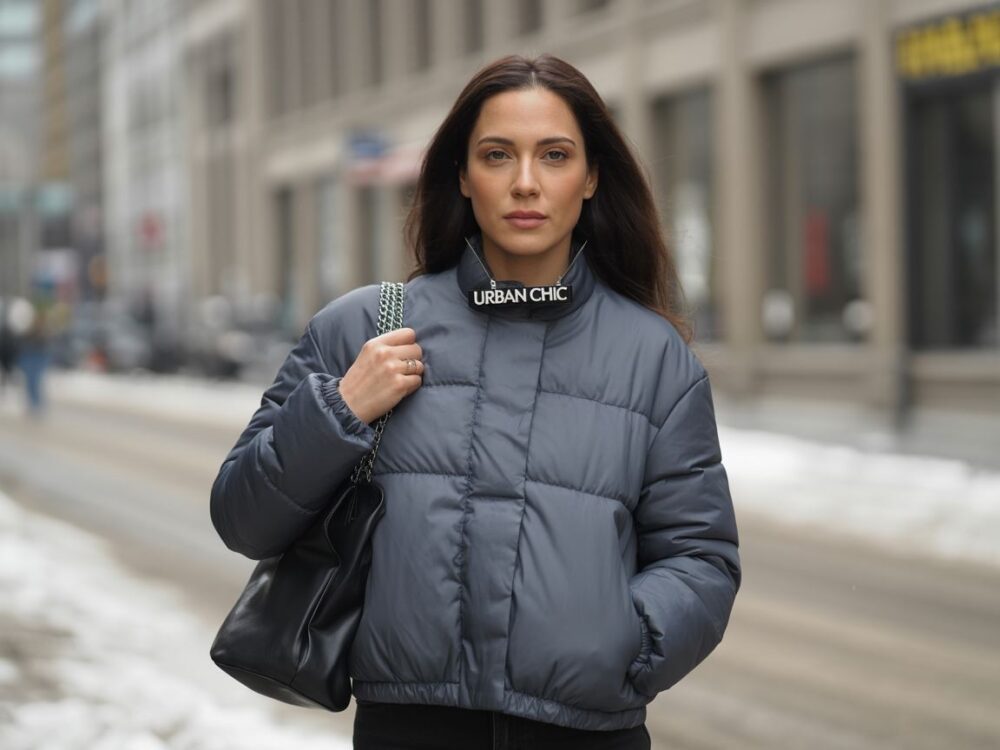 zimowy outfit z puchową kurtką i torebką