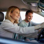 Para z Bydgoszczy jedzie nowym samochodem po szybkiej sprzedaży auta do skupu